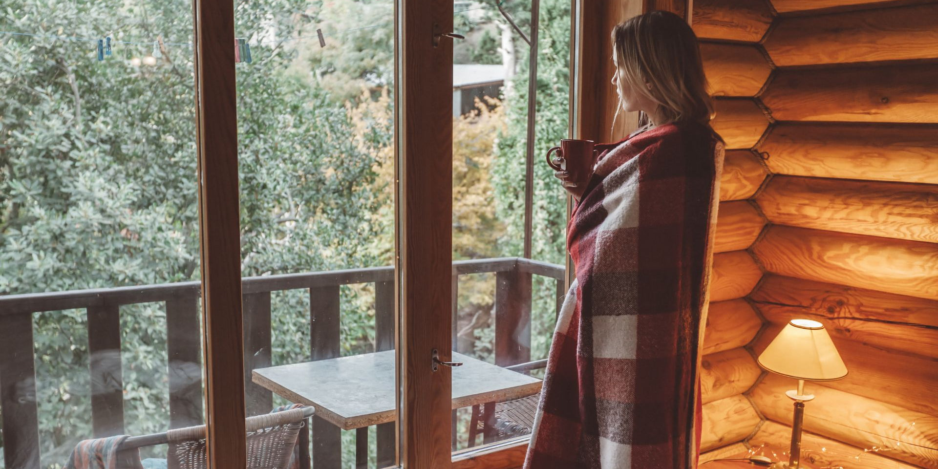 Menstruationsbeschwerden und Arbeit: Was du zum Thema Menstruationsurlaub und Krankschreibung wissen solltest.